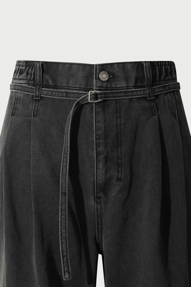 Delie(델리에) 데님 밴딩 팬츠는 가을, 겨울 시즌에 어울리는 블랙 컬러의 데님 팬츠입니다. 일상, 출근룩, 비즈니스 캐주얼에 모두 활용할 수 있으며, 미니멀, 클래식, 캐주얼 스타일을 연출하기 좋습니다. 면 소재의 두꺼운 원단으로 제작되었으며, 와이드 또는 테이퍼드 핏으로 편안한 착용감을 선사합니다. 밴딩 처리와 트위스트 심 라인, 제원단 벨트 디테일, 워싱 가공으로 디자인 완성도를 높였습니다.
