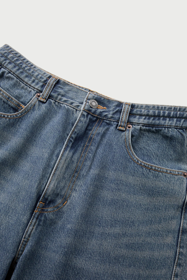 Driot(드리오) 데님 스트레이트핏 팬츠는 가을, 겨울 시즌에 어울리는 남녀 공용 데님 팬츠입니다. 빈티지하고 베이직한 무드의 블루 컬러 무지 디자인으로, 출근룩과 데이트룩 등 다양한 TPO에 활용 가능합니다. 두꺼운 두께감의 면 소재로 제작되어 따뜻하고 편안한 착용감을 선사하며, 워싱 및 브러시 가공으로 자연스러운 멋을 더했습니다. 스트레이트핏으로 어떤 스타일에도 잘 어울리며, 캐주얼, 클래식, 미니멀 스타일을 즐겨 입는 분들께 추천합니다.
