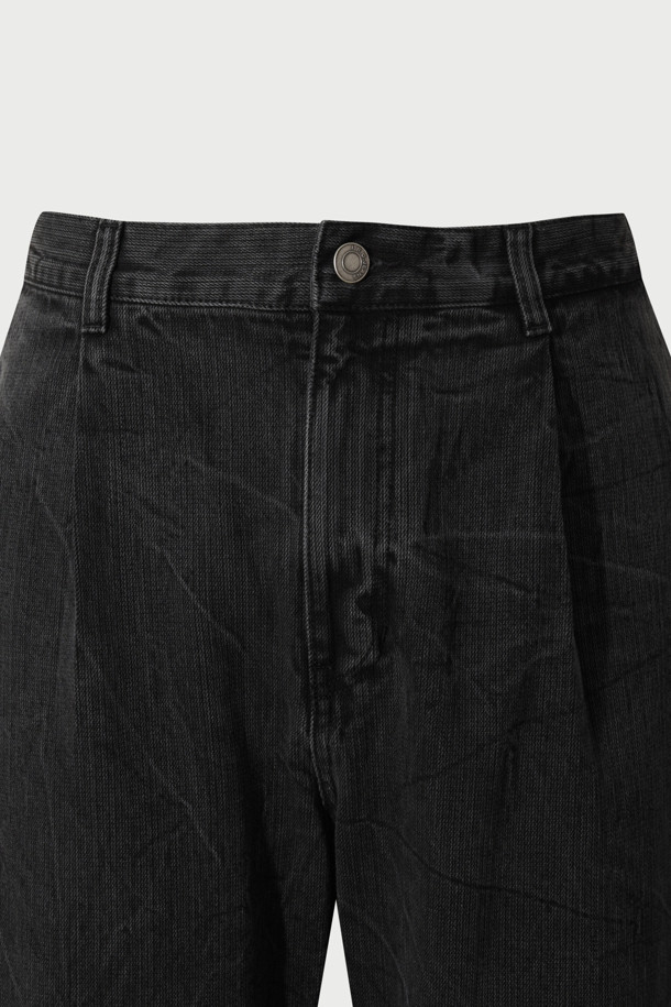 Derive(데리브) 데님 와이드 사이드턱 팬츠는 가을, 겨울 시즌에 어울리는 블랙 컬러의 데님 팬츠입니다. 빈티지 무드의 와이드핏으로, 캐주얼 및 미니멀 스타일을 모두 소화할 수 있습니다. 사이드 턱 디자인과 워싱 및 브러시 가공으로 디테일을 더했습니다. 면과 데님 혼방 소재로 제작되어 편안한 착용감을 제공하며, 긴 기장으로 다양한 스타일 연출이 가능합니다. 데일리룩에 포인트를 더해줄 매력적인 아이템입니다.
