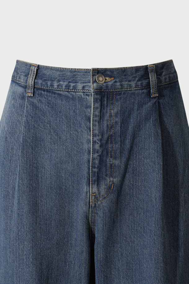 Derive(데리브) 데님 와이드 사이드턱 팬츠는 빈티지 스타일을 자아내는 데님 팬츠입니다. 블루 컬러의 면 소재로 제작되어 가을, 겨울 시즌에 착용하기 좋습니다. 와이드핏으로 편안한 착용감을 선사하며, 사이드 턱 디자인과 워싱 및 브러시 가공을 통해 독특한 매력을 더했습니다. 캐주얼, 미니멀 스타일을 즐겨 입는 고객에게 적합합니다. 일상에서 개성 있는 스타일을 연출해보세요.
