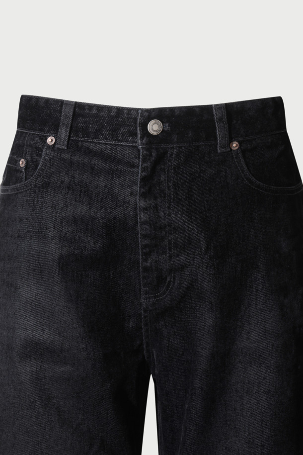 "Nacre(나끄) 벨벳 데님 팬츠"는 가을, 겨울 시즌에 어울리는 와이드 핏의 긴바지입니다. 부드러운 촉감의 면, 레이온 혼방 소재로 제작되어 편안한 착용감을 선사하며, 은은한 광택감이 고급스러운 분위기를 더합니다. 무지 디자인에 쭉 뻗은 핏으로 어떤 상의와도 잘 어울려 베이직하면서도 세련된 스타일을 연출할 수 있습니다. 출근룩, 모임룩 등 다양한 TPO에 활용 가능하며, 클래식, 미니멀, 시크 스타일을 즐겨 입는 분들께 추천합니다. 특히 아우터와 셋업으로 매치하여 더욱 완성도 높은 스타일링을 완성해보세요.
