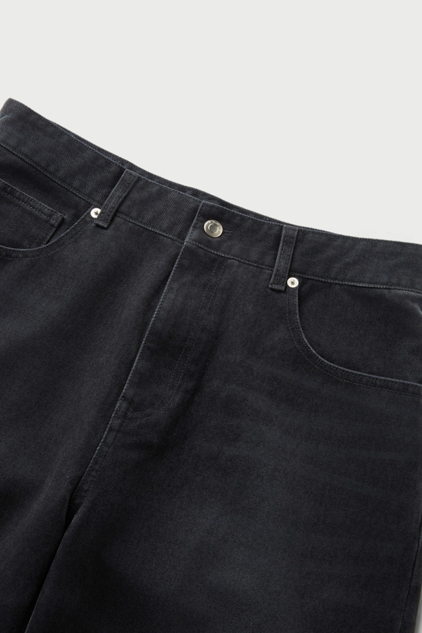 Nacre(나끄르) 벨벳 데님 팬츠는 부드러운 촉감의 벨벳 소재와 면 혼방으로 제작되어 편안한 착용감을 선사합니다. 블랙 컬러의 무지 디자인은 미니멀, 클래식, 시크 스타일을 연출하며, 와이드핏으로 트렌디한 실루엣을 강조합니다. 은은한 광택감이 고급스러움을 더하며, 일상에서 폭넓게 활용하기 좋습니다. 세련된 무드를 완성하는 데님 팬츠를 만나보세요.
