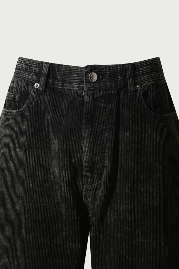 Grain(그레인) 코듀로이 워싱 팬츠는 가을과 겨울, 두 계절에 걸쳐 따뜻하고 스타일리시하게 착용할 수 있는 바지입니다. 부드러운 코듀로이 소재와 면을 혼방하여 편안한 착용감을 선사하며, 워싱 가공을 통해 빈티지한 무드를 더했습니다. 와이드 핏과 스트레이트 핏으로 출시되어 체형에 구애받지 않고 누구나 멋스럽게 소화할 수 있으며, 메탈 부자재와 IRO 시그니처 택션지로 포인트를 주었습니다. 일상, 동네 마실, 카페 등 다양한 TPO에 클래식, 캐주얼, 미니멀 스타일로 활용하기 좋습니다.
