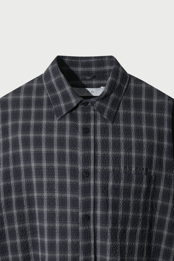 **Croquis(크로키) 서커 체크 오버핏 셔츠**는 시어서커 소재로 제작되어 여름철에도 시원하게 착용 가능한 셔츠입니다. 블랙과 그레이 두 가지 색상으로 출시되었으며, 베이직한 디자인에 체크 패턴이 더해져 캐주얼, 미니멀, 클래식 스타일을 연출할 수 있습니다. 넉넉한 오버핏으로 편안한 착용감을 선사하며, 레귤러 칼라와 긴 소매 기장으로 다양한 스타일링이 가능합니다. 가슴 포켓 디테일과 아우터로도 활용할 수 있는 실용성을 갖춰 여행룩이나 비즈니스 캐주얼에 활용하기 좋습니다.
