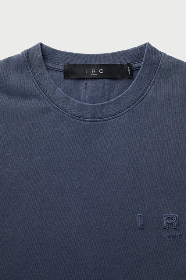 네이비 컬러의 Ombre(옴브레) 로고 아플리케 다잉 긴팔 티셔츠입니다. 부드러운 촉감의 면 소재 15수 두께로 제작되었으며, 봄, 가을에 착용하기 좋습니다. 캐주얼, 미니멀, 클래식 스타일을 연출하기에 적합하며, 세미 오버핏으로 편안한 착용감을 선사합니다. 전면부 IRO 아플리케 자수와 후면 시그니처 부자재를 사용하여 디자인의 완성도를 높였으며, 가먼트다잉 기법으로 은은한 멋을 더했습니다. 라운드넥 긴팔 티셔츠로, 일상에서 편안하게 즐겨 입을 수 있습니다.
