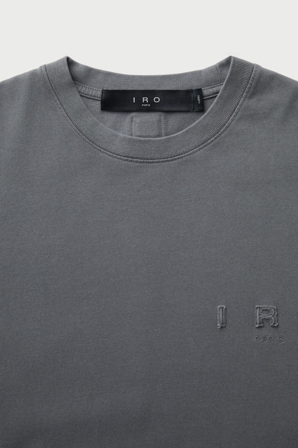 옴브레 로고 아플리케 다잉 긴팔 티셔츠는 베이직한 스타일을 추구하는 분들을 위한 세미 오버핏의 면 긴팔 티셔츠입니다. 가먼트 다잉 기법으로 제작되어 자연스러운 컬러감을 연출하며, 부드러운 촉감이 특징입니다. 전면부에는 IRO 아플리케 자수 로고가, 후면에는 시그니처 부자재가 포인트로 디자인되었습니다. 라운드넥 디자인으로 편안하게 착용 가능하며, 봄, 가을철 일상 및 출근룩, 모임룩 등 다양한 TPO에 활용 가능합니다. 캐주얼, 미니멀, 클래식 스타일을 즐겨 입는 분들께 추천합니다.
