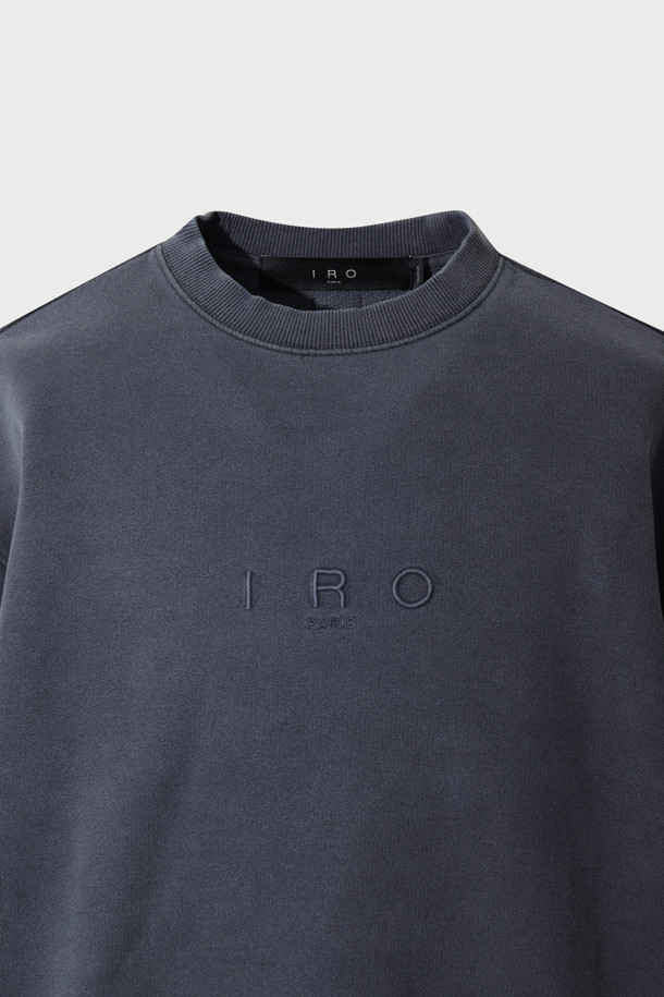 Scene(씬) 로고 자수 다잉 맨투맨은 가을, 겨울 시즌을 위한 베이직 스타일의 맨투맨입니다. 네이비 컬러의 면 소재로 제작되었으며, 부드러운 촉감이 특징입니다. 세미 오버핏으로 편안한 착용감을 제공하며, 라운드넥과 긴소매 디자인으로 어떤 스타일에도 잘 어울립니다. 가먼트다잉 기법을 사용하여 자연스러운 색감과 빈티지한 매력을 더했습니다. 캐주얼, 미니멀, 클래식 스타일을 즐겨 입는 분들께 겨울 데일리룩, 동네 마실룩으로 추천합니다.
