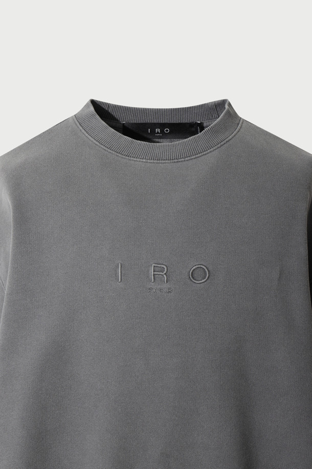 Scene(씬) 로고 자수 다잉 맨투맨은 가을, 겨울 시즌에 어울리는 베이직 스타일의 맨투맨입니다.  세미 오버핏으로 편안한 착용감을 선사하며, 프렌치 테리 소재와 가먼트다잉 기법으로 제작되어 부드러운 촉감과 자연스러운 색감 표현이 특징입니다.  라운드넥 디자인과 긴 소매 기장으로 어떤 스타일에도 쉽게 매치할 수 있으며, 캐주얼, 미니멀, 클래식 스타일을 즐겨 입는 분들께 추천합니다.  일상, 출근룩, 모임룩 등 다양한 TPO에 활용하기 좋습니다.  그레이 컬러에 로고 자수 디테일로 포인트를 주어 심플하면서도 세련된 분위기를 연출합니다.
