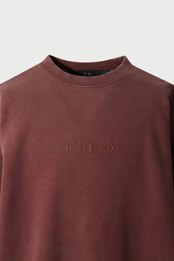 Scene (씬) 로고 자수 다잉 맨투맨은 가을, 겨울 시즌에 어울리는 베이직 스타일의 맨투맨입니다. 면 소재로 제작되었으며, 세미 오버핏의 상의 기장과 긴소매 기장으로 편안한 착용감을 선사합니다. 브라운 컬러에 로고 자수 디테일이 돋보이며, 가먼트다잉(Garment Dyeing) 기법으로 제작되어 자연스러운 색감과 빈티지한 무드를 연출합니다. 출근룩, 캠핑룩 등 다양한 TPO에 캐주얼, 미니멀, 클래식 스타일로 활용하기 좋습니다. 
