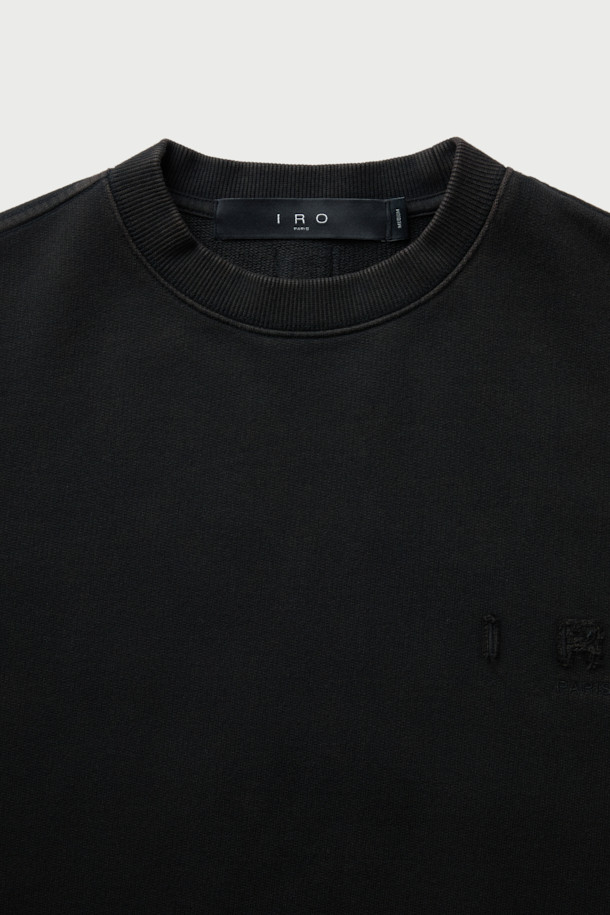 Noirceur(누아르시르) 백로고 아트웍 다잉 맨투맨은 가먼트다잉 기법으로 제작되어 자연스러운 멋을 더했습니다. 전면부 IRO 아플리케 자수와 후면부 레터링 아플리케 자수가 돋보이는 디자인으로, 베이직하면서도 트렌디한 스타일을 연출합니다. 부드러운 면 소재와 오버핏 실루엣으로 편안한 착용감을 선사하며, 봄, 가을 시즌 데일리룩, 캠핑룩으로 활용하기 좋습니다. 블랙 컬러의 라운드넥 긴소매 크롭 기장 맨투맨으로 캐주얼, 미니멀, 스트리트 무드를 즐길 수 있습니다.
