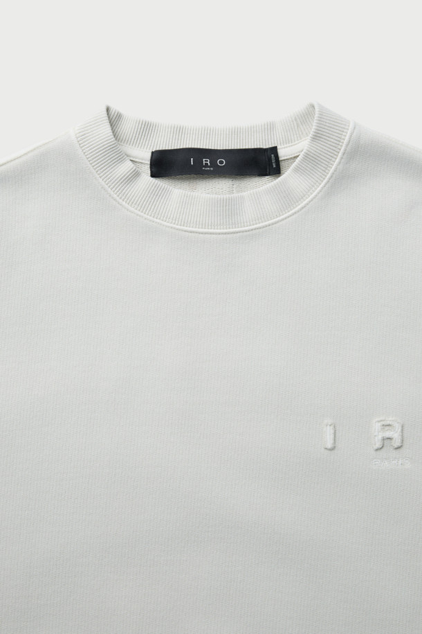 Noirceur(누아르쒸르) 백로고 아트웍 다잉 맨투맨은 베이직한 스타일의 오버핏 맨투맨입니다. 부드러운 촉감의 면 소재에 가먼트다잉 기법을 적용하여 자연스러운 멋을 더했습니다. 전면부 IRO 아플리케 자수와 후면부 레터링 아플리케 자수로 포인트를 주어 디자인의 완성도를 높였습니다. 라운드넥과 긴소매 디자인으로 캐주얼, 미니멀, 클래식 스타일을 연출하기 좋습니다. 봄, 가을 시즌에 활용하기 좋은 데일리 아이템입니다.
