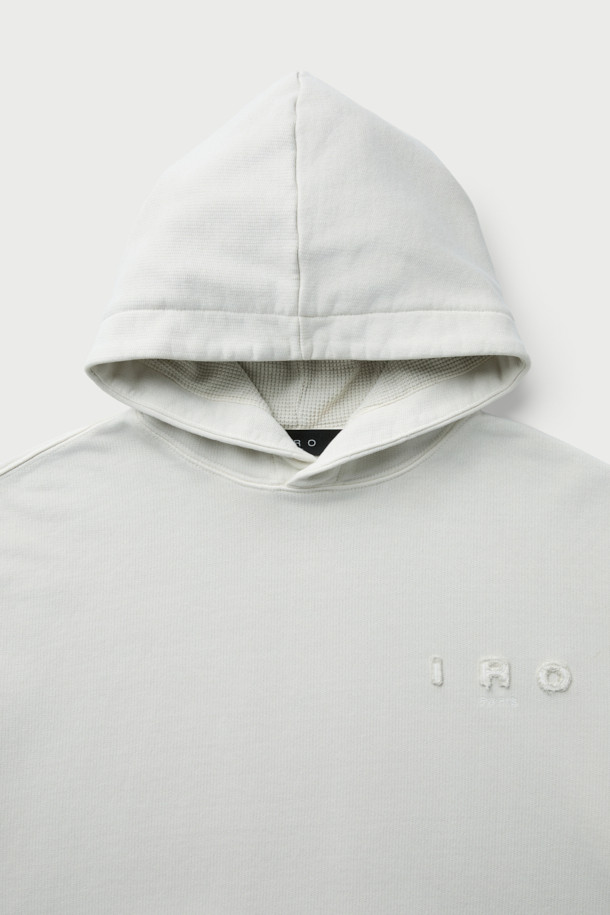 Nuage(누아쥬) 로고 아플리케 다잉 후디는 부드러운 면 소재로 제작되어 편안한 착용감을 선사합니다. 가먼트다잉 기법으로 은은한 컬러감을 더했으며, 오버핏 실루엣과 크롭 기장으로 트렌디한 스타일을 연출합니다. 전면에 Nuage 로고 아플리케 디테일을 더해 포인트를 주었으며, 캥거루 포켓으로 실용성까지 갖췄습니다. 캐주얼, 미니멀, 클래식한 스타일을 즐겨 입는 분들께 동네 마실룩, 집콕룩, 봄 소풍룩으로 추천합니다.
