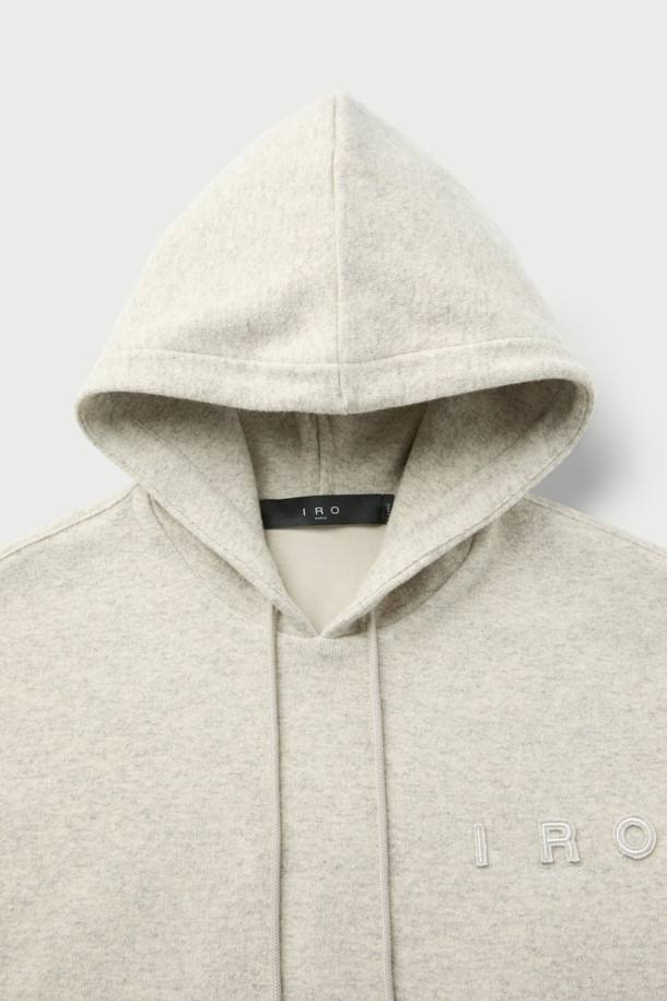 Wouple(우플) 울 져지 후디는 부드러운 울 혼방 져지 소재로 제작되어 가을, 겨울 시즌에 따뜻하게 착용하기 좋습니다. 캐주얼, 미니멀, 클래식 스타일을 아우르며, 일상과 집콕룩, 산책룩 등 다양한 TPO에 활용할 수 있습니다. IRO 시그니처 아플리케 디테일이 돋보이며, 오버핏 크롭 기장으로 트렌디한 무드를 연출합니다. 셋업 스타일링으로 더욱 스타일리시하게 연출해보세요.
