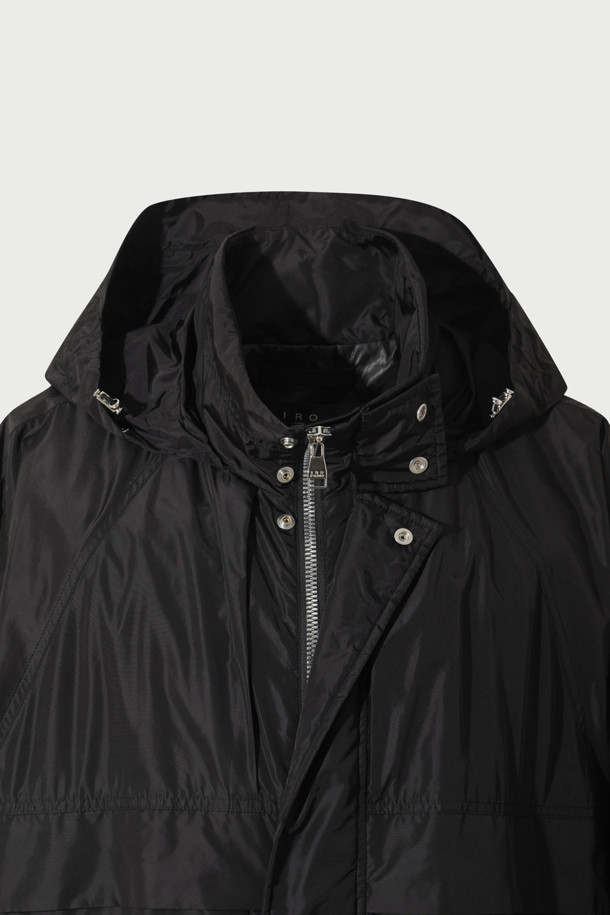 Vif (비프) 화섬 히든 후드 테크니컬 점퍼는 봄, 가을 간절기에 어울리는 남녀 공용 아우터입니다. 블랙 색상의 무지 디자인으로 캐주얼, 스포티, 미니멀 스타일을 연출하기 좋습니다. 얇은 두께감의 나일론, 폴리에스터 혼방 소재로 제작되어 가볍고 편안한 착용감을 제공합니다. 히든 후드, 하이넥, 지퍼 디테일, 밑단 스트링, 후드 스트링 등의 특징으로 기능성과 스타일을 동시에 잡았습니다. 여행이나 산책 시 간편하게 걸쳐 입기 좋은 실용적인 아이템입니다.
