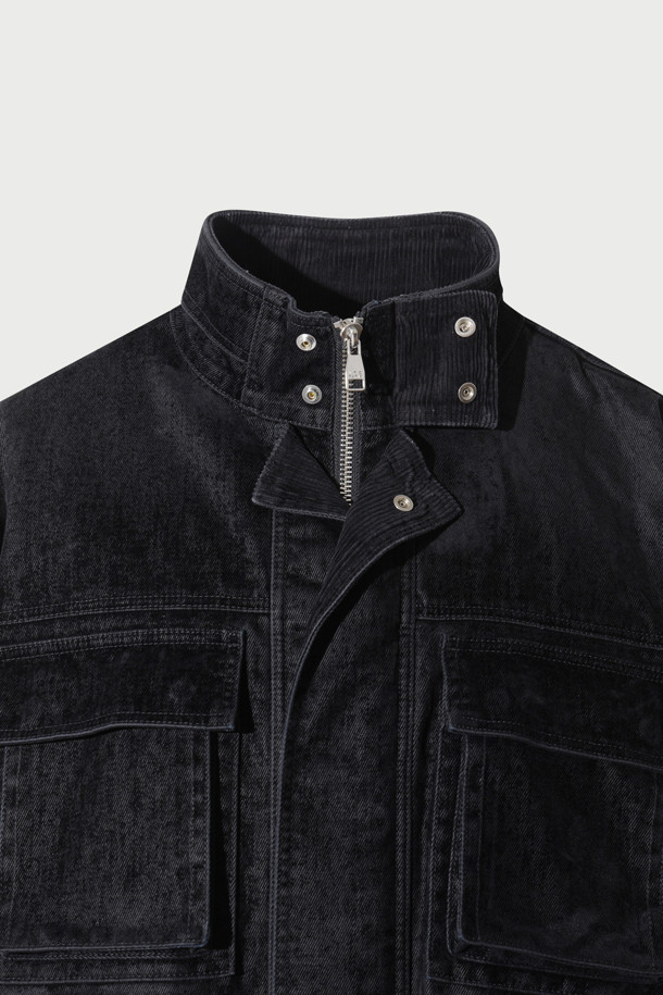 Nuit(뉘) 벨벳 페이드 하이넥 점퍼는 가을, 겨울 시즌에 어울리는 캐주얼 스타일의 여성 점퍼입니다. 부드러운 면과 벨벳 소재를 사용하여 편안한 착용감을 선사하며, 오버핏 디자인으로 트렌디한 핏을 연출합니다. 하이넥 디자인과 페이드 디테일, 은은한 광택감이 돋보이며, 집업 스타일로 간편하게 착용할 수 있습니다. 무지 블랙 컬러로 어떤 옷에도 매치하기 용이하며, 집콕룩이나 산책룩으로 활용하기 좋습니다. 액션 플리츠 디테일이 활동성을 더해주어 편안함과 스타일을 모두 잡았습니다.
