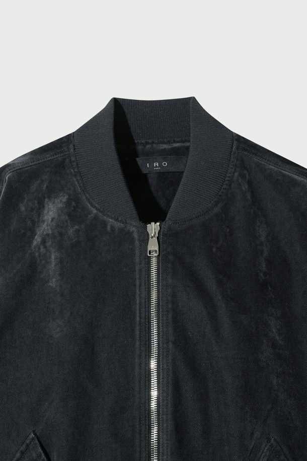 VOL(볼) 벨벳 MA-1 항공 점퍼는 봄, 가을 시즌에 활용하기 좋은 아우터입니다. 블랙 컬러에, 면, 레이온, 폴리에스터 혼방의 벨벳 데님 소재로 제작되어 부드러운 촉감을 선사합니다. 오버핏 크롭 기장으로 캐주얼, 스트릿 스타일을 연출하며, 후드 탈부착이 가능하여 다양한 스타일링이 가능합니다. 액션 플리츠 디테일과 셋업으로도 착용할 수 있어 실용성을 더했습니다. 일상, 봄 소풍룩, 캠핑룩 등 폭넓은 TPO에 활용해보세요.
