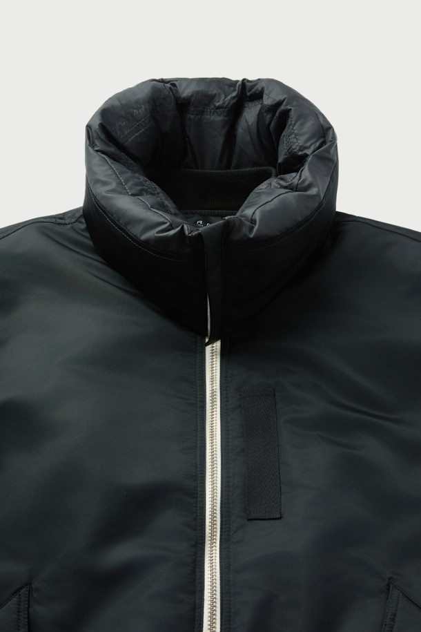 Avius (아비우스) 넥 워머 MA-1 항공 점퍼는 미니멀한 스타일을 추구하는 분들을 위한 겨울철 필수 아이템입니다. 블랙 컬러의 무지 디자인으로 어떤 옷에도 쉽게 매치할 수 있으며, 출근룩이나 여행룩에 모두 잘 어울립니다. 두꺼운 두께감과 프리마로프트 및 거위털 충전재를 사용하여 보온성을 극대화했으며, 넥 워머가 포함되어 있어 더욱 따뜻하게 착용할 수 있습니다. 안감은 폴리에스터 소재로 제작되었으며, 오버핏으로 편안한 착용감을 제공합니다. 집업 방식의 긴소매 크롭 기장 항공 점퍼입니다.
