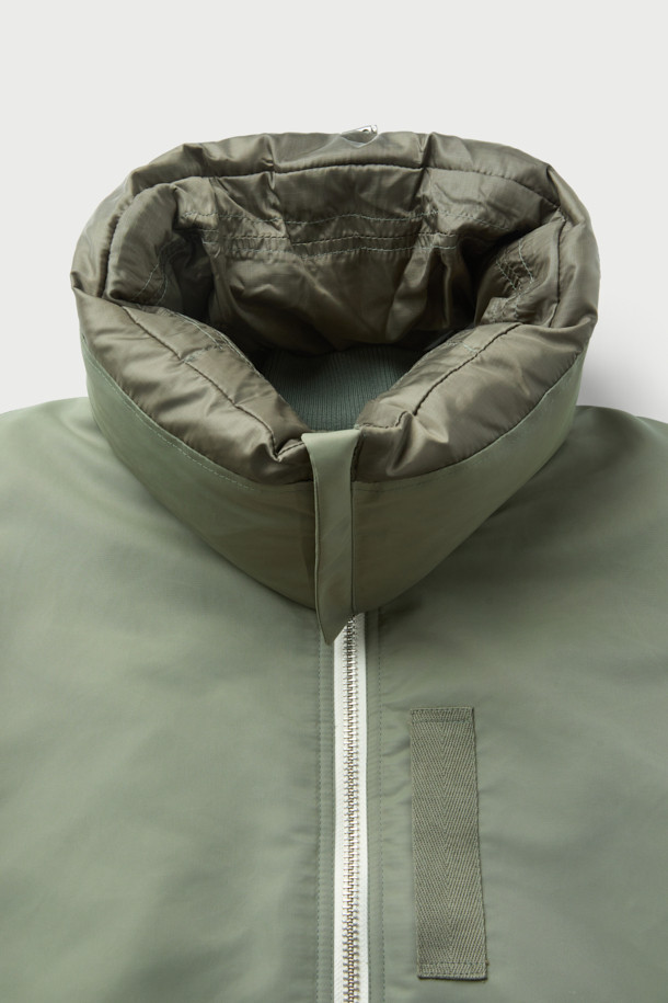 Avius(아비우스) 올메텍스 넥 워머 MA-1 항공 점퍼는 가을과 겨울, 미니멀하고 스트릿 스타일을 즐기는 남녀 모두에게 적합한 아우터입니다. 카키와 올리브 두 가지 색상으로 제공되며, 넥 워머가 포함되어 있어 보온성을 높였습니다. 넉넉한 오버핏에 집업 스타일로 편안하게 착용 가능하며, MA-1 항공 점퍼 특유의 디자인을 보여줍니다. 나일론과 폴리에스테르 혼방 소재에 두꺼운 두께감, 프리마로프트와 거위털 충전재를 사용하여 뛰어난 보온성을 제공합니다. 안감은 폴리에스테르로 마감되었습니다.
