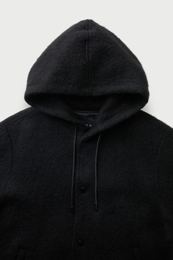 "Mousse(무스) 헤어리 후드 점퍼"는 부드러운 헤어리 질감이 돋보이는 캐주얼 스타일의 오버핏 점퍼입니다. 가을, 겨울 시즌에 어울리는 두꺼운 두께감으로 보온성을 높였으며, 블랙 컬러의 무지 디자인으로 어떤 룩에도 쉽게 매치할 수 있습니다. 후드와 가죽 스트링 디테일이 특징이며, 크롭 기장으로 트렌디함을 더했습니다. 캠핑룩, 산책룩 등 다양한 TPO(Time, Place, Occasion)에 활용 가능하며, 미니멀, 시티보이 스타일을 즐겨 입는 분들께 추천합니다.
