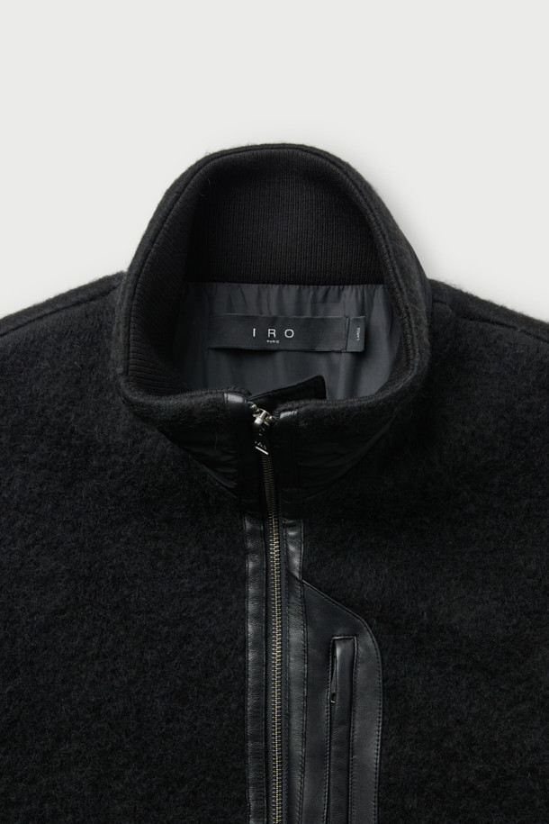 Duve(듀브) 헤어리 집업 후리스 점퍼는 가을, 겨울철 캐주얼 스타일을 완성하는 아우터입니다. 블랙 컬러의 무지 디자인으로, 출근룩과 모임룩 등 다양한 TPO에 활용 가능합니다. 부드러운 헤어리 촉감의 플리스 소재에 가죽 배색 포인트가 더해져 고급스러움을 더합니다. 세미 오버핏으로 편안한 착용감을 선사하며, 밑단 스트링 디테일로 스타일리시함을 강조했습니다. 두꺼운 두께감으로 보온성을 높여 추운 날씨에도 따뜻하게 입을 수 있습니다.
