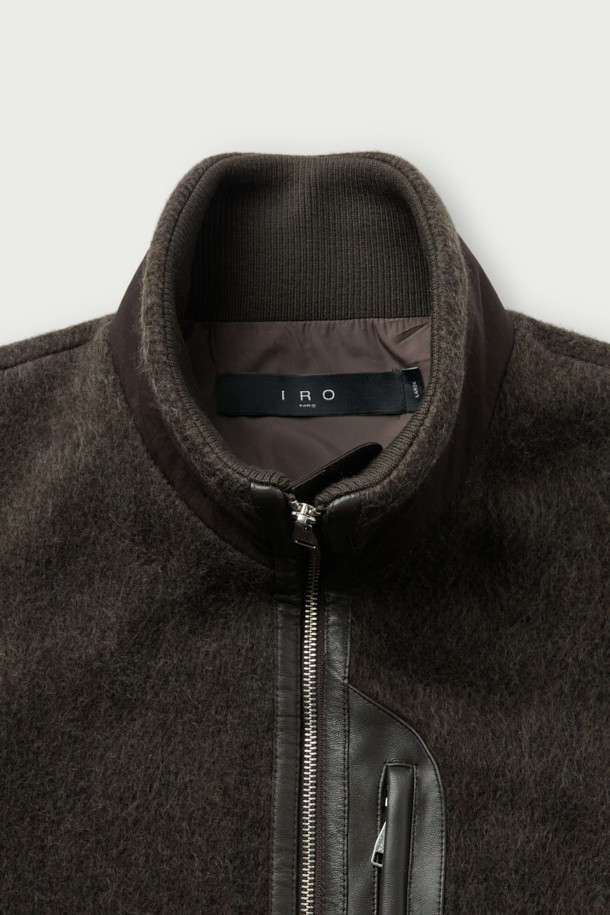 Duve(듀브) 헤어리 집업 후리스 점퍼는 가을, 겨울 시즌에 어울리는 여성 점퍼입니다. 무지 패턴의 블랙, 다크브라운 두 가지 색상으로 출시되었으며, 캐주얼, 미니멀, 클래식 스타일을 연출하기 좋습니다. 세미 크롭 기장과 세미 오버핏으로 트렌디한 핏을 제공하며, 플리스 소재 특유의 헤어리한 촉감이 포근함을 더합니다. 가죽 배색 포인트와 밑단 스트링 디테일로 디자인 포인트를 살렸으며, 출근룩이나 모임룩 등 다양한 TPO에 활용할 수 있습니다.
