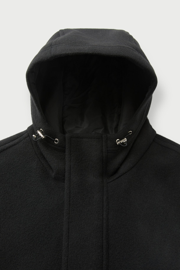 플래너(플래너) 캐시미어 블렌드 울 후드 점퍼는 부드러운 촉감의 캐시미어 블렌드 울 소재로 제작되어 가을과 겨울, 쌀쌀한 날씨에도 따뜻하게 착용할 수 있습니다. 오버핏 디자인에 블랙 컬러, 무지 패턴으로 어떤 스타일에도 쉽게 매치할 수 있으며, 캐주얼한 무드를 연출합니다. 후드 디테일과 밑단 스트링 조절 기능으로 실용성을 더했으며, 집업 스타일로 간편하게 입고 벗을 수 있습니다. 출근룩과 모임룩, 미니멀, 클래식 스타일을 즐겨 입는 분들께 추천합니다. 폴리에스터 100% 안감으로 편안한 착용감을 선사합니다.