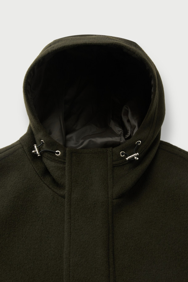 산책자(플래너) 캐시미어 블랜드 울 후드 점퍼는 부드러운 촉감과 두꺼운 두께감으로 가을, 겨울철 따뜻하게 착용하기 좋은 아우터입니다. 캐주얼, 미니멀, 클래식 스타일을 아우르며, 일상과 출근룩 모두 소화 가능한 활용도를 자랑합니다. 블랙 컬러의 무지 디자인에 오버핏으로 편안함을 더했으며, 후드 디테일과 밑단 스트링으로 취향에 맞게 핏 조절이 가능합니다. 울과 캐시미어 혼방 소재로 고급스러운 분위기를 연출하며, 안감은 폴리에스터로 제작되었습니다. 집업 스타일의 긴소매 점퍼로, 다양한 룩에 레이어드하여 스타일리시하게 연출해보세요.