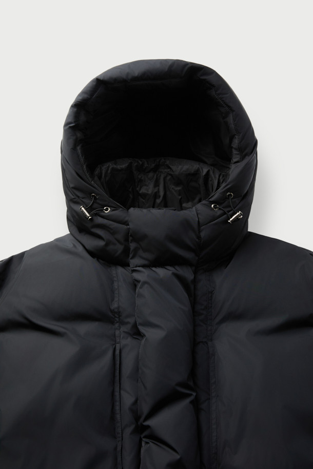 미니멀하고 테크니컬한 디자인의 후드 테크니컬 구스다운 점퍼입니다. 겨울철 출근룩과 여행룩에 적합하며, 오버핏으로 편안한 착용감을 선사합니다. 90/10 구스다운 충전재로 뛰어난 보온성을 제공하며, 탈부착 넥워머와 소매 바람막이 디테일이 추위를 효과적으로 막아줍니다. 가볍고 따뜻한 일상용 아우터로, 무지 디자인과 블랙 컬러로 어떤 스타일에도 쉽게 매치할 수 있습니다. 겉감은 나일론, 안감은 폴리에스터를 사용하여 내구성을 높였습니다.
