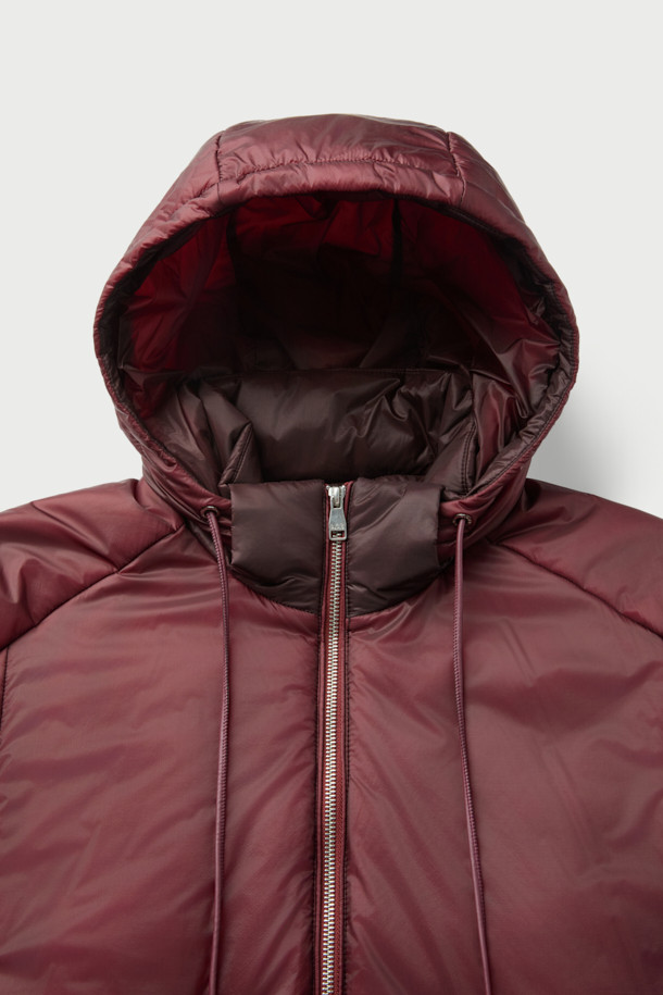 레제르 경량 7D 신슐레이트 후드 점퍼는 가을, 겨울 시즌에 어울리는 남녀 공용 점퍼입니다. 얇은 두께감으로 편안한 착용감을 선사하며, 보온성을 높여주는 신슐레이트 충전재를 사용하여 쾌적하게 입을 수 있습니다. 부드러운 촉감의 7데니어 나일론 소재와 탈부착 가능한 후드 디자인으로 캐주얼하고 베이직한 스타일을 연출합니다. 세미 오버핏으로 제작되어 편안한 활동성을 보장하며, 일상과 여행 등 다양한 상황에 활용 가능합니다. 와인 컬러의 무지 디자인으로 미니멀하고 클래식한 분위기를 더합니다.