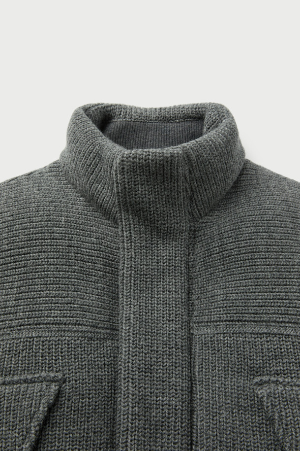 Flocon(플로콘) 니트 다운 베스트는 가을, 겨울 시즌에 어울리는 아우터입니다. 이태리 CARMIGNANO(카르미냐노)사 멜란지 울 니트 소재와 90/10 구스다운 충전재를 사용하여 보온성과 부드러운 촉감을 동시에 제공합니다. 무지 디자인에 그레이 컬러, 세미 오버핏으로 제작되어 출근룩, 모임룩 등 다양한 TPO에 활용 가능하며 클래식, 미니멀, 캐주얼 스타일을 연출하기 좋습니다. 민소매, 집업 여밈 방식에 절개라인과 하단 스트링 디테일로 포인트를 더했습니다.
