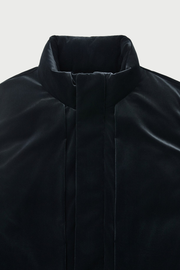 Douceur(두셰르) 벨벳 다운 베스트는 겨울철 따뜻함과 스타일을 동시에 잡을 수 있는 여성 및 남성용 아우터입니다. 부드러운 벨벳 소재와 구스다운 90/10 충전재를 사용하여 뛰어난 보온성을 제공하며, 오버핏 디자인으로 편안한 착용감을 선사합니다. 무지 블랙 컬러로 어떤 룩에도 쉽게 매치할 수 있으며, 넓은 암홀과 턱 디테일이 돋보입니다. 레귤러 기장에 집업 여밈 방식으로 간편하게 착용 가능하며, 미니멀하고 클래식한 스타일을 연출하기 좋습니다. 안감 또한 구스다운 충전재를 사용하여 더욱 포근한 착용감을 느끼실 수 있습니다.
