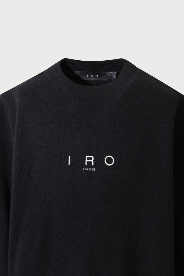 에센셜 캐시미어 블렌드 로고 자수 니트 풀오버는 부드러운 울캐시미어 혼방 소재로 제작되어 가을, 겨울 시즌에 따뜻하고 편안하게 착용할 수 있습니다. IRO(이로) 시그니처 로고 자수가 돋보이며, 라운드넥과 긴소매 디자인으로 베이직하면서도 세련된 스타일을 연출합니다. 세미오버핏으로 제작되어 편안한 착용감을 제공하며, 출근룩, 비즈니스 캐주얼, 모임룩 등 다양한 TPO에 활용 가능합니다. 클래식, 미니멀, 캐주얼 스타일을 선호하는 고객에게 적합하며, 넥 후면의 시그니처 부자재 디테일로 고급스러움을 더했습니다. 블랙 컬러로 어떤 룩에도 쉽게 매치할 수 있는 데일리 아이템입니다.
