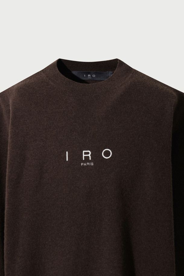Essentiel (에센시엘) 캐시미어 블렌드 로고 자수 니트 풀오버는 부드러운 촉감의 울캐시미어 원사를 사용하여 제작되었습니다. IRO(이로) 시그니처 로고 자수가 돋보이며, 넥 후면에는 브랜드의 새로운 시그니처 부자재가 사용되었습니다. 라운드넥 디자인에 긴 소매 기장으로, 가을과 겨울에 따뜻하게 착용할 수 있습니다. 세미오버핏으로 편안한 착용감을 선사하며, 브라운 컬러는 베이직하면서도 세련된 스타일을 연출합니다. 출근룩, 모임룩 등 다양한 TPO에 클래식, 미니멀, 캐주얼 스타일로 활용하기 좋습니다.
