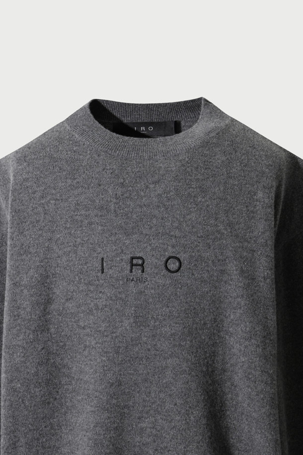 에센셜 캐시미어 블렌드 로고 자수 니트 풀오버는 부드러운 촉감의 울캐시미어 원사를 사용하여 제작되었습니다. IRO(이로) 시그니처 로고 자수가 돋보이는 베이직 스타일의 니트 스웨터입니다. 세미 오버핏으로 편안하게 착용 가능하며, 가을과 겨울에 따뜻함을 더해줍니다. 뒷면 넥 라인에는 새로운 시그니처 부자재가 사용되어 디자인의 완성도를 높였습니다. 클래식, 미니멀, 캐주얼 등 다양한 스타일 연출에 활용하기 좋습니다.
