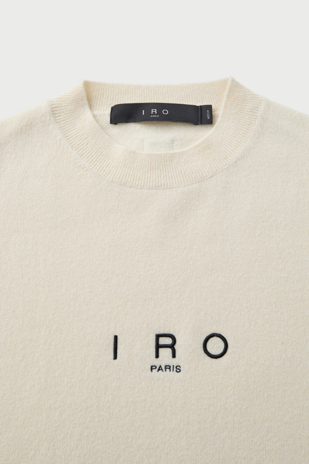 에센시엘 캐시미어 블렌드 로고 자수 니트 풀오버는 부드러운 촉감의 모 90%와 캐시미어 10% 혼방 소재로 제작되어 가을과 겨울에 따뜻하게 착용하기 좋습니다. 아이보리, 베이지 두 가지 색상으로 출시되었으며, 세미오버핏에 라운드넥 디자인으로 미니멀하고 베이직한 스타일을 연출합니다. IRO 시그니처 로고 자수가 돋보이며, 넥 후면의 신규 시그니처 부자재가 디자인 포인트를 더합니다. 긴 소매 기장의 세미크롭 기장으로 다양한 하의와 매치하여 스타일리시하게 연출할 수 있습니다.
