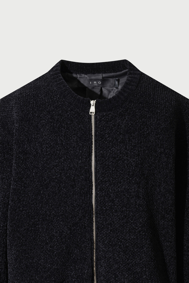 Reflet(흐흘레) 셔닐 집업 가디건은 간절기에 세련된 스타일을 연출하기 좋은 여성용 니트 가디건입니다. 부드러운 셔닐 원사를 사용하여 은은한 광택감과 고급스러운 촉감을 선사하며, 카라리스 디자인과 무지 패턴으로 미니멀하고 시크한 분위기를 더합니다. 세미 오버핏으로 편안하게 착용 가능하며, 블랙 컬러로 다양한 룩에 매치하기 용이합니다. 크롭 기장과 긴 소매, 사이드 포켓 디테일이 실용성을 더하여 일상에서 활용하기 좋습니다.
