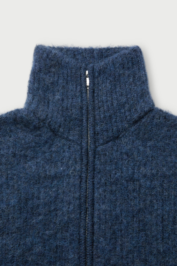 "Aura (아우라) 헤어리 집업 가디건"은 부드러운 촉감의 헤어리한 원사가 특징인 오버핏 가디건입니다. 네이비 색상으로, 가을과 겨울에 따뜻하게 착용하기 좋습니다. 하이넥 디자인과 크롭 기장으로 트렌디한 스타일을 연출하며, 사이드 포켓으로 실용성을 더했습니다. 아크릴, 알파카, 나일론, 모 혼방 소재로 제작되어 보온성이 뛰어나고, 무지 디자인으로 다양한 룩에 매치하기 용이합니다. 미니멀, 클래식, 캐주얼 등 폭넓은 스타일을 소화할 수 있는 베이직 아이템입니다.
