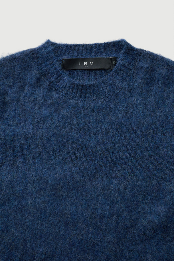 **Auras(오라스) 헤어리 니트 풀오버**는 부드러운 촉감과 따뜻함을 선사하는 겨울철 필수 아이템입니다. 오버핏 라운드넥 디자인으로 편안한 착용감을 제공하며, 헤어리한 표면감이 특징입니다. 아크릴, 알파카, 나일론, 모 소재 혼방으로 제작되어 보온성을 높였습니다. 네이비 컬러의 베이직 스타일로 집콕룩, 산책룩 등 다양한 TPO에 활용 가능하며, 클래식, 미니멀, 캐주얼 스타일을 연출하기 좋습니다. 두꺼운 두께감과 긴 소매 기장으로 겨울철에도 따뜻하게 입을 수 있습니다.
