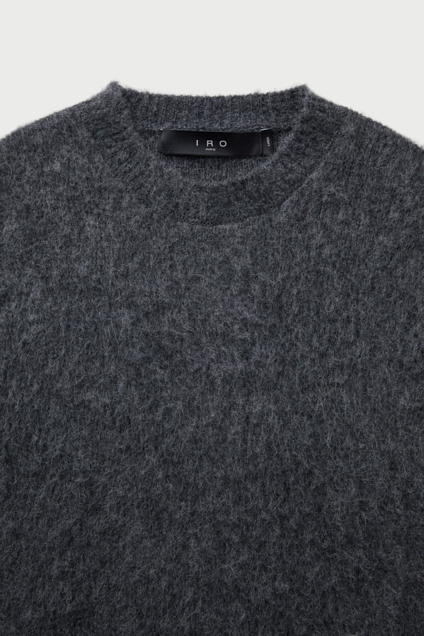 Auras(오라스) 헤어리 니트 풀오버는 부드러운 촉감의 헤어리한 표면감이 돋보이는 겨울용 니트입니다. 아크릴, 알파카, 나일론, 모 혼방 소재로 제작되어 따뜻하고 포근한 착용감을 선사합니다. 오버핏 크롭 기장과 라운드넥 디자인으로 베이직하면서도 미니멀, 클래식, 캐주얼 스타일을 모두 소화할 수 있습니다. 톤 다운된 그레이 컬러와 긴 소매 기장으로 다양한 룩에 활용하기 좋으며, 집콕룩으로 편안하게 즐기기에도 적합합니다. 
