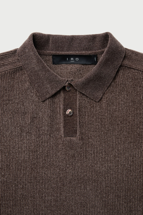 Calin(칼린) 셔닐 카라 니트 풀오버는 부드러운 촉감과 은은한 광택감을 자랑하는 여성용 니트입니다. 셔닐 원사를 사용하여 따뜻하게 착용 가능하며, 가을, 겨울 시즌 데일리룩, 모임룩, 카페룩 등 다양한 TPO에 활용하기 좋습니다. 베이직, 캐주얼, 미니멀 스타일을 아우르는 디자인으로, 세미 오버핏의 크롭 기장과 카라 네크라인이 특징입니다. 브라운 컬러의 무지 디자인에 긴소매로, 캐주얼하면서도 포멀한 연출이 가능합니다. 두께감 있는 폴리에스터 소재로 제작되었습니다.
