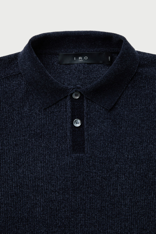 Calin(칼린) 셔닐 카라 니트 풀오버는 여성용 상의로, 가을과 겨울에 따뜻하게 입을 수 있는 두꺼운 두께감의 셔닐 니트입니다. 세미 오버핏으로 편안한 착용감을 선사하며, 카라 디자인이 캐주얼하면서도 포멀한 분위기를 연출합니다. 부드러운 촉감과 은은한 광택감이 특징이며, 네이비 컬러로 다양한 스타일링에 활용하기 좋습니다. 출근룩, 모임룩, 비즈니스 캐주얼 등 TPO에 맞춰 클래식, 미니멀 스타일을 완성해보세요. 긴 소매 기장의 크롭 기장으로 세련된 핏을 자랑합니다.
