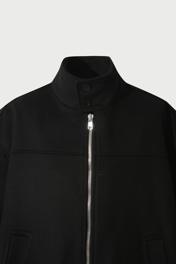 GABRIELO(가브리엘로) 울 오버핏 하프 코트는 가을과 겨울철, 출근룩, 오피스룩, 모임룩 등 다양한 TPO에 활용하기 좋은 아이템입니다. 베이직하고 미니멀한 스타일로, 클래식, 시크한 무드를 연출합니다. 울 100% 소재로 제작되어 고급스러운 분위기를 자아내며, 하이넥 디자인과 집업 여밈 방식이 특징입니다. 블랙 컬러의 무지 디자인으로 어떤 옷에도 쉽게 매치할 수 있으며, 레이온과 면 안감으로 편안한 착용감을 선사합니다. 오버핏으로 제작되어 트렌디한 스타일을 완성합니다.
