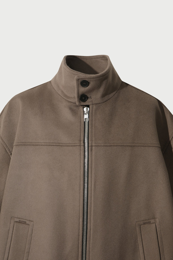 "GABRIELO(가브리엘로) 울 오버핏 하프 코트"는 가을과 겨울, 일상과 출근룩에 모두 잘 어울리는 하프 기장의 코트입니다. 베이직하고 미니멀한 디자인으로, 다양한 스타일 연출이 용이합니다. 고급스러운 울 소재와 하이넥, 집업 여밈 디테일이 특징이며, 숏한 기장감으로 세련된 핏을 선사합니다. 레이온과 면 혼방의 안감으로 부드러운 착용감을 제공합니다. 브라운 컬러의 무지 디자인으로 시크하고 클래식한 분위기를 더합니다.
