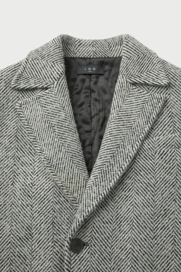 "CLAUDE(클로드) 오버핏 헤링본 코트는 가을, 겨울 시즌을 위한 아우터입니다. 모, 폴리에스터, 나일론 혼방 소재로 제작되어 두꺼운 두께감과 긴 소매 기장이 특징이며, 안감은 레이온으로 마감되었습니다. 그레이 컬러의 헤링본 패턴에 싱글코트 디자인으로, 버튼 여밈 방식의 롱 기장 오버핏 코트입니다. 클래식하고 미니멀하며 시크한 스타일로, 출근룩, 오피스룩, 모임룩 등 다양한 TPO에 활용 가능합니다. 라이선스 코트 핏으로 제작되어 세련된 실루엣을 연출합니다."
