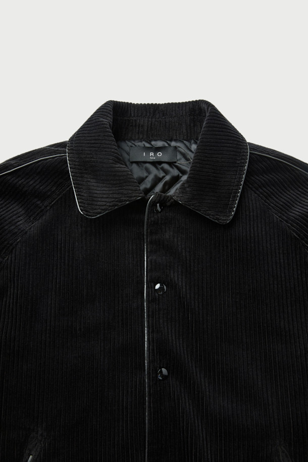 VLAS (블라스) 코듀로이 블루종은 가을과 겨울, 출근룩과 모임룩, 그리고 캐주얼, 미니멀, 클래식한 스타일을 모두 아우르는 아우터입니다. 부드러운 촉감의 코듀로이, 면, 레이온 혼방 소재로 제작되었으며, 세미 오버핏의 크롭 기장으로 트렌디한 핏을 연출합니다. 무지 디자인에 블랙 컬러로 어떤 옷에도 쉽게 매치할 수 있으며, 버튼 여밈과 실용적인 포켓 디테일이 돋보입니다. 긴 소매 기장으로 보온성을 높였으며, 데일리룩에 활용하기 좋은 아이템입니다.
