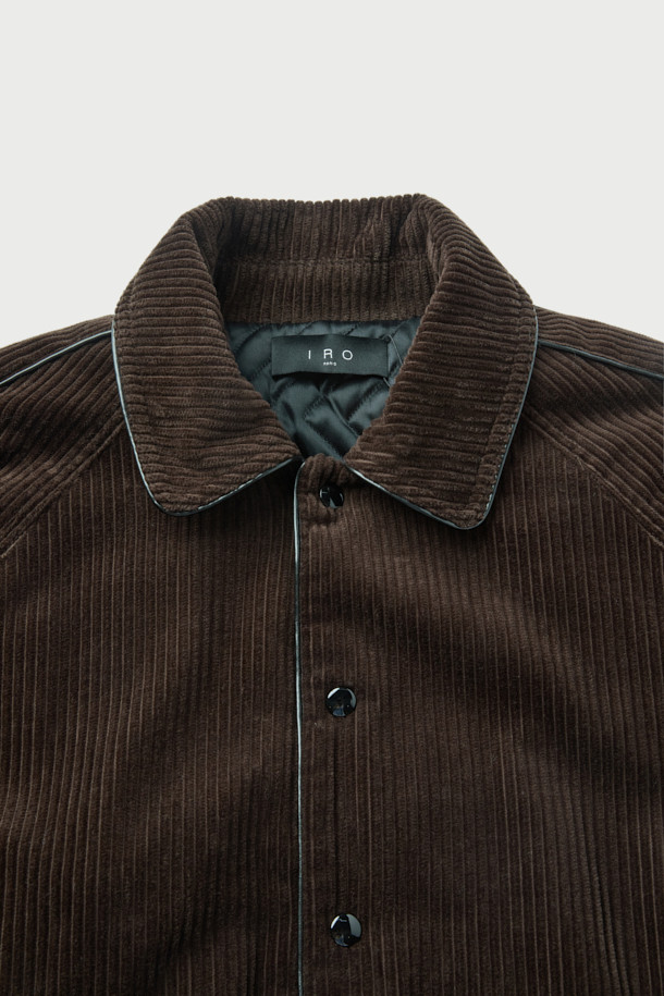 VLAS(블라스) 코듀로이 블루종은 가을, 겨울 시즌의 캐주얼 스타일을 위한 아우터입니다. 부드러운 코듀로이, 면, 레이온 혼방 소재로 제작되어 편안한 착용감을 선사하며, 무지 디자인에 브라운 컬러로 은은한 멋을 더했습니다. 세미 오버핏 크롭 기장의 버튼 여밈 방식이며, 넉넉한 핏과 포켓 디테일이 실용성을 높입니다. 출근룩과 모임룩 등 다양한 TPO에 캐주얼, 미니멀, 클래식 스타일로 활용하기 좋습니다.
