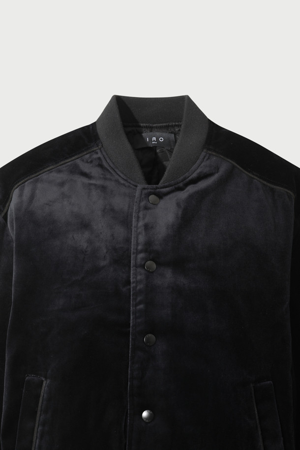 VASSILY (바실리) 벨벳 블루종 재킷은 가을, 겨울 시즌 당신의 스타일을 완성할 아우터입니다. 남녀 모두 착용 가능하며, 클래식하고 미니멀한 스타일을 추구하는 분들께 추천합니다. 부드러운 촉감의 벨벳 소재와 두꺼운 두께감으로 따뜻함을 선사하며, 레귤러핏 디자인으로 편안한 착용감을 제공합니다. 크롭 기장에 스냅 버튼 여밈 방식, 긴 소매 디자인으로 제작되었으며, 데이트룩, 모임룩, 연말 모임룩 등 다양한 TPO에 활용 가능합니다. 시크한 매력을 더해줄 블루 컬러의 무지 디자인이 특징입니다.
