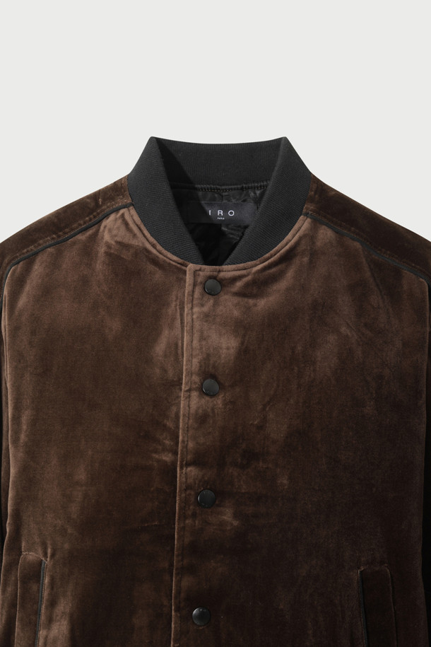 VASSILY (바실리) 벨벳 블루종 재킷은 가을과 겨울, 당신의 스타일을 완성할 아우터입니다. 남녀 모두 착용 가능하며, 클래식하고 미니멀한 스타일을 추구하는 분들께 추천합니다. 부드러운 촉감의 벨벳 소재와 안감 아세테이트의 조화가 고급스러운 착용감을 선사합니다. 무지 디자인에 버튼 여밈 방식으로 간결함을 더했으며, 레귤러핏과 크롭 기장으로 세련된 핏을 연출합니다. 데이트룩, 모임룩, 연말 모임룩 등 다양한 TPO에 활용하여 시크한 스타일을 완성해보세요.
