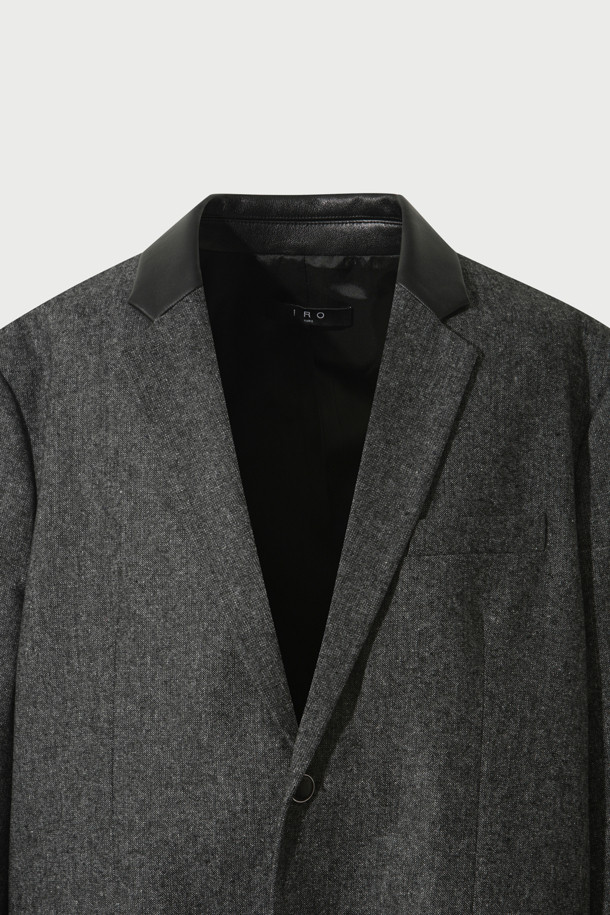 울만 멜란지 SET-UP 블레이저는 남성용 아우터로, 가을과 겨울에 착용하기 좋습니다. 다크 그레이와 멜란지 컬러로 출시되었으며, 스타일리시하면서도 클래식한 분위기를 연출합니다. 싱글 핏에 투 버튼 여밈 방식, 레귤러 기장의 싱글 블레이저로, 오피스룩, 비즈니스 캐주얼, 출근룩 등 다양한 TPO에 활용할 수 있습니다. 모, 폴리에스터, 아크릴, 견 등의 혼방 소재로 제작되어 고급스러운 촉감을 선사하며, 양옆 포켓이 있어 실용성을 더합니다. 미니멀하고 시크한 스타일을 선호하는 남성분들께 추천합니다.
