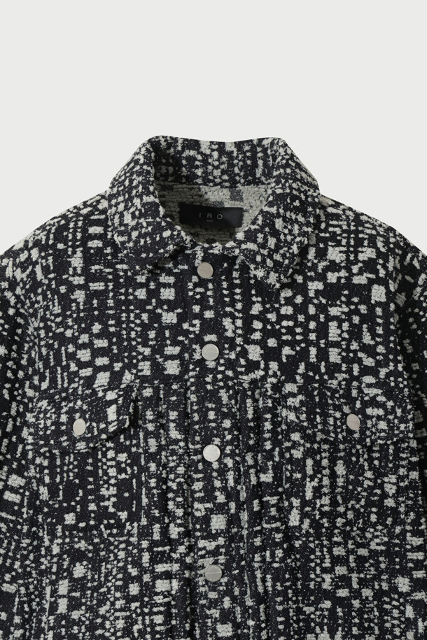 SSLOFISPE (에스에스엘로피스페) 멜란지 트러커 재킷은 남녀 모두 착용 가능한 캐주얼하고 베이직한 스타일의 아우터입니다. 가을과 겨울에 적합하며, 중간 두께감의 면과 폴리에스터 혼방 소재로 제작되어 편안한 착용감을 선사합니다. 멜란지 컬러와 자가드 패턴이 특징이며, 레귤러핏과 버튼 여밈 방식으로 클래식한 매력을 더합니다. 출근룩과 모임룩 모두에 활용 가능하며, 레이어드하여 다양한 스타일을 연출할 수 있습니다.
